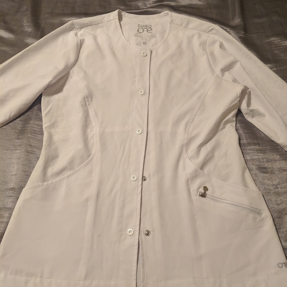 White lab coat size: XS